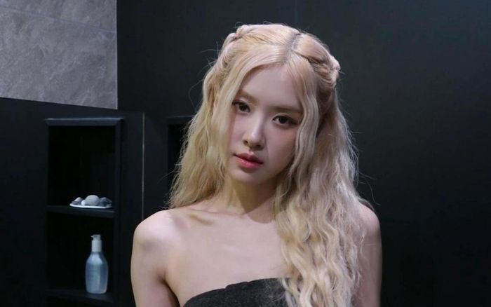 Giữa lúc Lisa - Jennie 'oanh tạc' Coachella, Rosé định nghĩa lại nghệ sĩ solo Kpop
