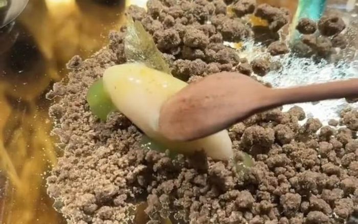 Nhà hàng cao cấp gây sốc khi bán món ăn làm từ phân voi với giá 14 triệu đồng