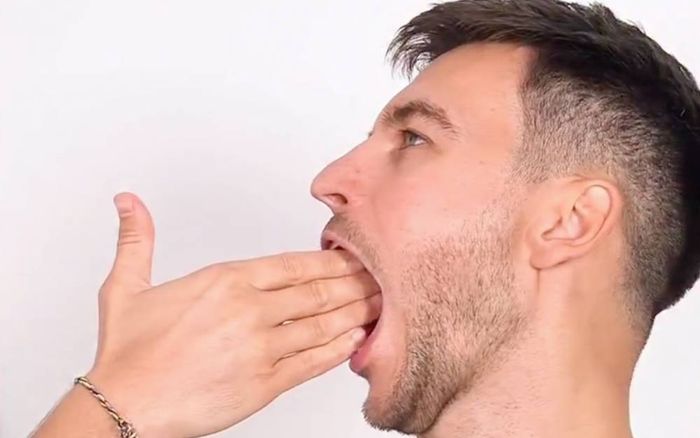 Nhét 4 ngón tay vào miệng: 'Mẹo' kiểm tra lão hóa độc lạ gây nguy hại