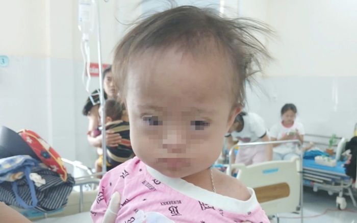 Bé gái 9 tháng tuổi bị bỏ rơi ở bệnh viện, tìm thấy mẩu giấy với nội dung gây chú ý