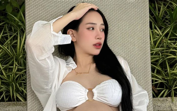 Con gái Minh Nhựa mặc hở khoe bụng bầu vượt mặt