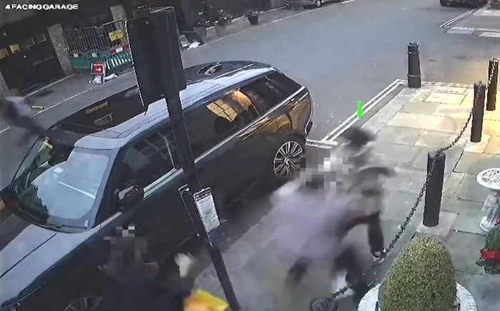 Tên trộm đồng hồ hàng hiệu bị tóm ngay trên phố nhờ 'vở kịch' của cảnh sát