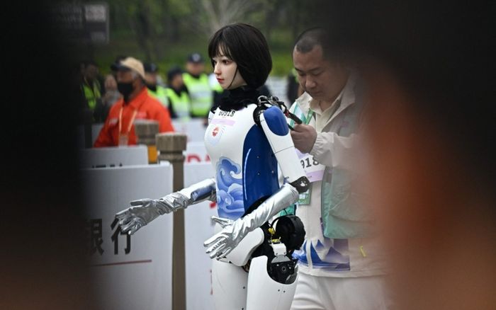 Vận động viên robot tham gia thi chạy cùng con người