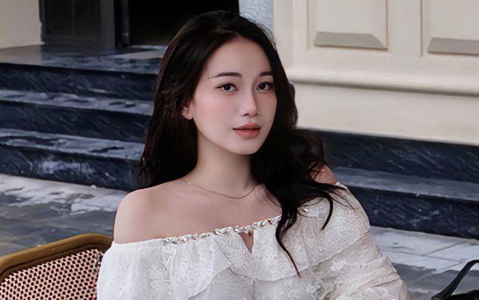 Ấn tượng về cách ăn mặc khoe vẻ đẹp 'Hoa khôi' của vợ Hồ Văn Cường
