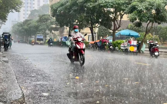 Tại sao TP.HCM lại có mưa trái mùa?