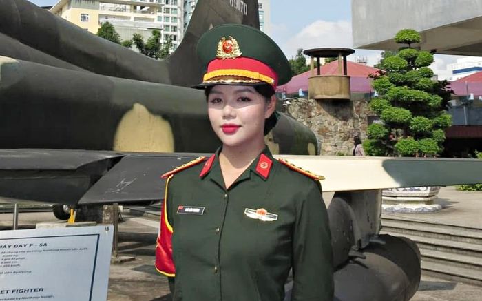 Nhan sắc ngọt ngào của nữ chiến sĩ Quân y tại lễ diễu binh 30/4