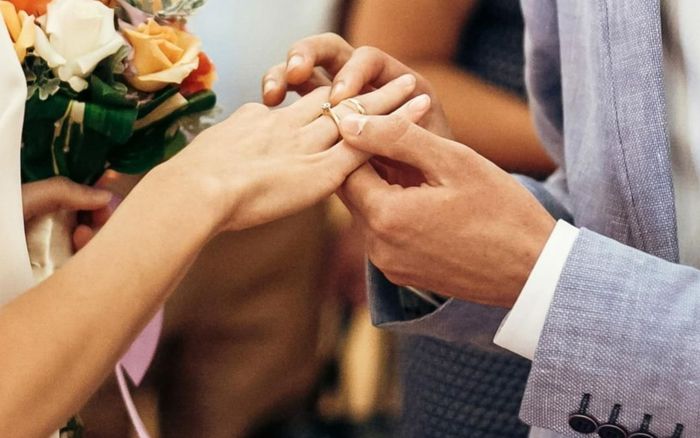 Ngày đám cưới, chú rể 'tái mặt' khi phát hiện danh tính người mặc áo cô dâu