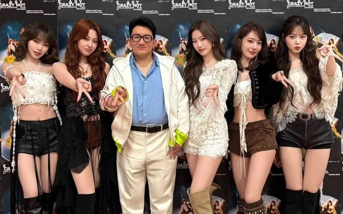 Bức ảnh gây tranh cãi của Bang Si Hyuk trong concert của 'con cưng' LE SSERAFIM