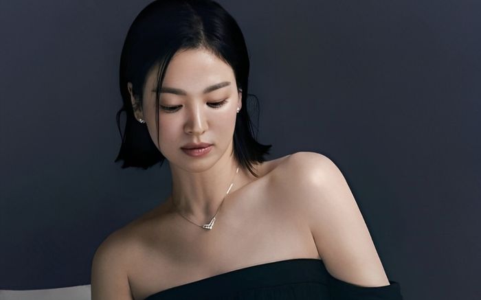 Song Hye Kyo khoe khéo vai trần gợi cảm chiếm trọn spotlight