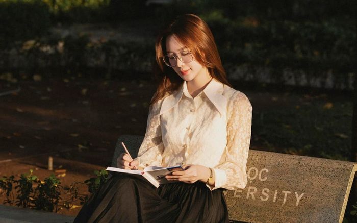 Hoa hậu Bảo Ngọc gây bàn tán khi 'chạy deadline' trong lúc chờ tập diễu binh