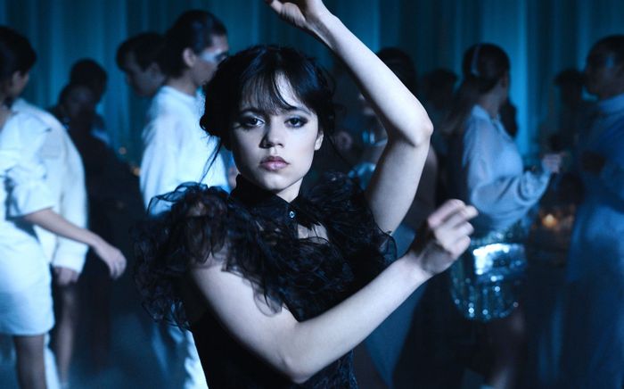 "Wednesday" mùa 2 tung trailer, Netflix chia đôi lịch chiếu