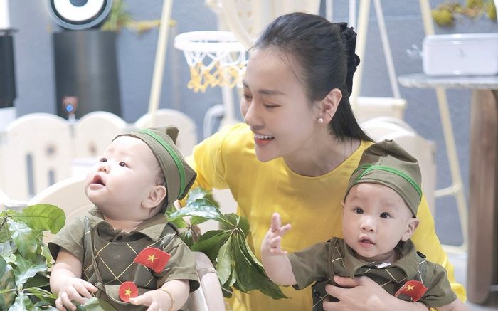 Phương Oanh làm điều ý nghĩa cho cặp song sinh