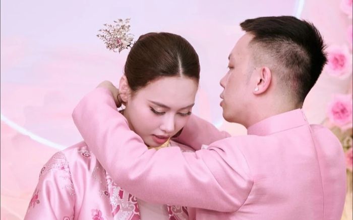 Á hậu Việt được trao vàng khủng trong lễ ăn hỏi với doanh nhân hơn 9 tuổi
