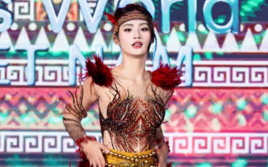 Hoa hậu Ý Nhi 'múa may quay cuồng' gây tranh luận ở sự kiện