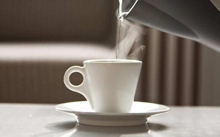 Uống nước ấm buổi sáng rất tốt, nhưng cần lưu ý 3 điều này để không phản tác dụng