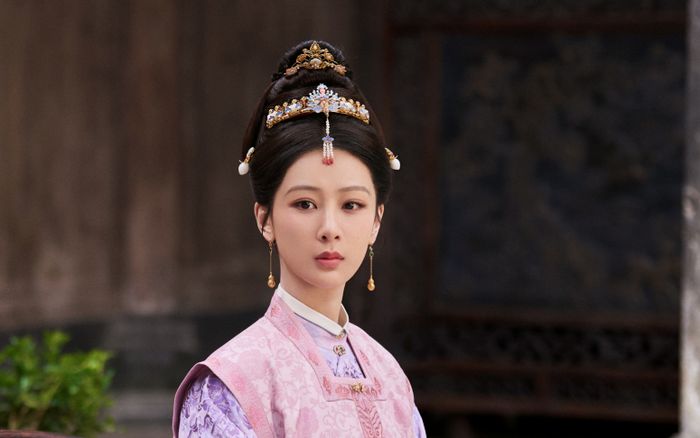 Dương Tử lộ mặt đơ cứng, 'cưa sừng làm nghé' trong phim mới