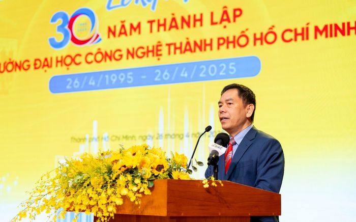 HUTECH kỷ niệm 30 năm thành lập trang trọng và nhiều cảm xúc