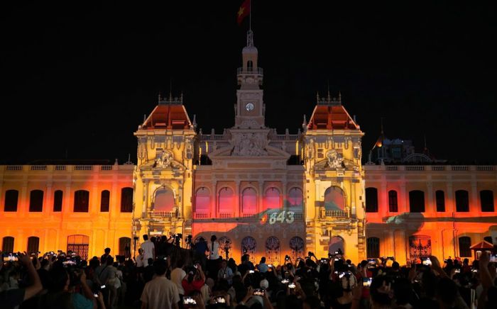 Nhìn lại những biểu tượng lịch sử được thắp sáng ở đêm nghệ thuật 3D mapping 26/4