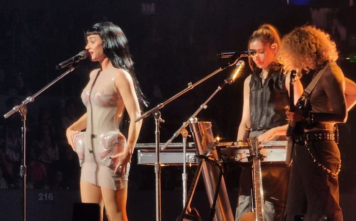 Katy Perry bật khóc trên sân khấu