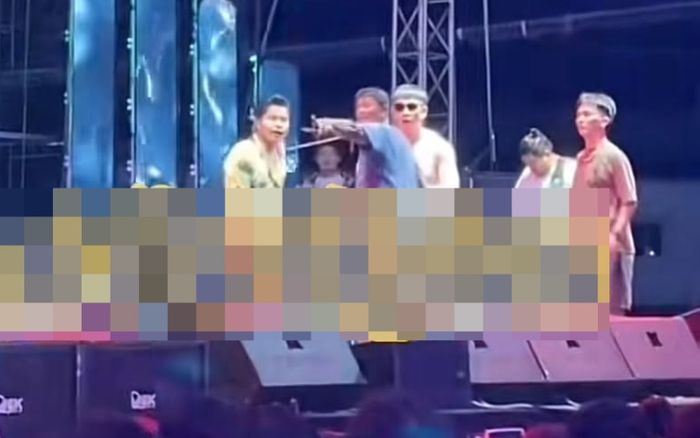 Nam ca sĩ đang hát bị người đàn ông giật micro, thông báo có người chết đuối