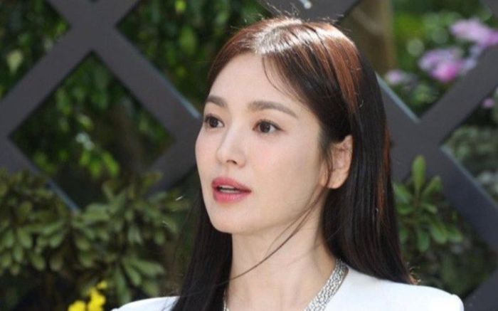 Song Hye Kyo lộ vẻ ngoài khác lạ trong ngày bị bắt gặp bên 'tình mới'
