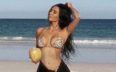 Kim Kardashian đeo bộ lắc chân 'đắt hơn một ngôi nhà' đi tắm biển