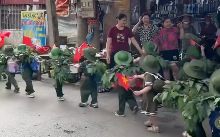 Dàn 'chiến sĩ nhí' xếp hàng diễu hành khiến người đi đường thích thú