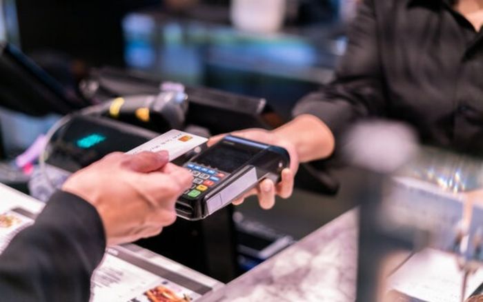 Mở tài khoản nhận lương hưu, người đàn ông sốc vì nhận được 150 tỷ đồng