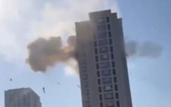 Chung cư cao tầng bỗng dưng phát nổ, nhiều đồ nội thất văng ra ngoài