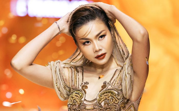 Cú tạo dáng 'chưa từng có' của Thanh Hằng tại show Lê Thanh Hòa