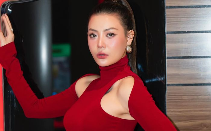 Thanh Hương đẹp táo bạo trong váy cắt xẻ