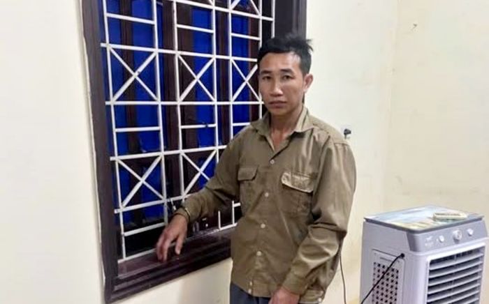 Nam phụ huynh có hành động không đúng mực với cô giáo trước mặt học sinh
