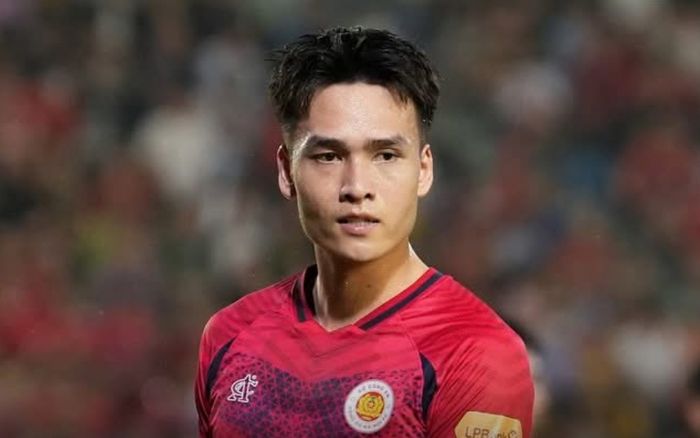 Kinh ngạc với trung vệ 1m84 Bùi Hoàng Việt Anh