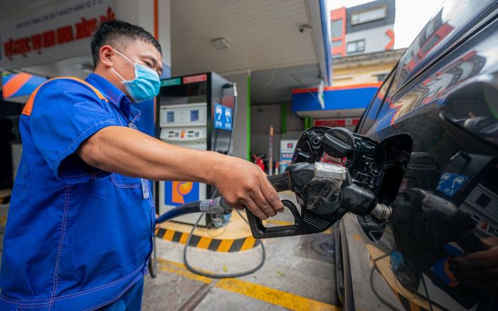 Giá xăng dầu hôm nay 4/4: Giảm mạnh chưa từng thấy
