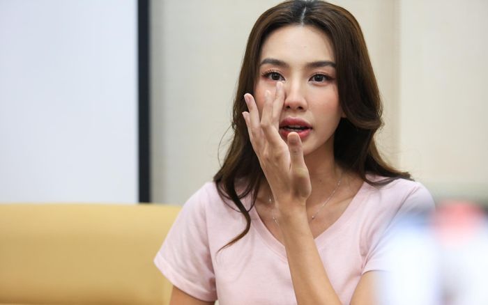 Tạm hoãn xuất cảnh với Hoa hậu Thùy Tiên