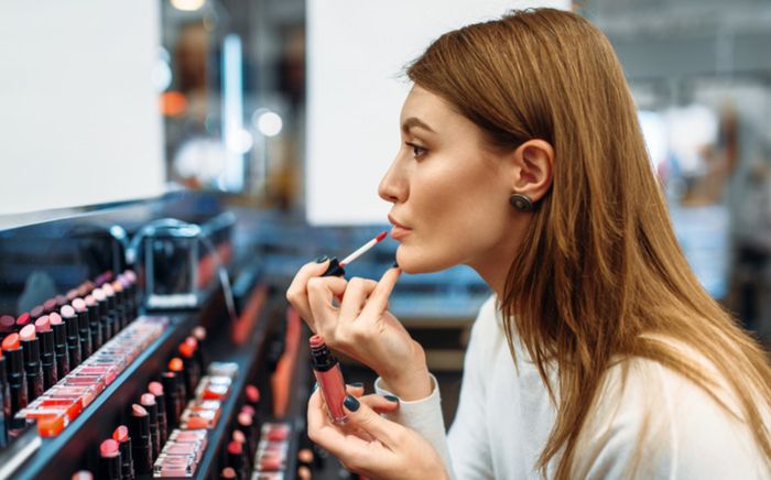 'Makeup chùa' ở cừa hàng: Chuyên gia chỉ ra hiểm họa tiềm ẩn