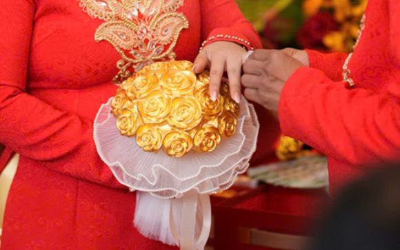 Đám cưới xa xỉ gây choáng: Cô dâu Bình Dương cầm hoa cưới đúc từ 11 cây vàng