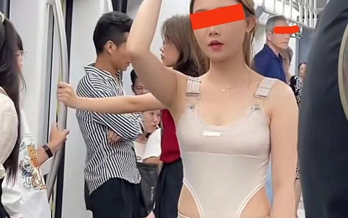 Tranh cãi cô gái ăn mặc trang phục như 'đồ bơi' đi tàu điện ngầm