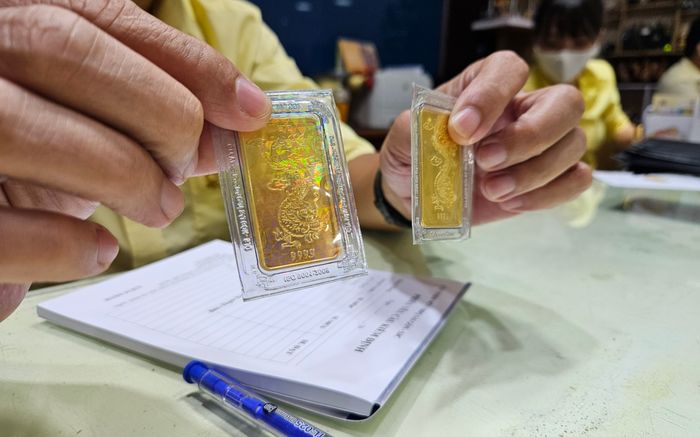 Giá vàng 'nhảy múa' từng giờ, nên xuống tiền hay đợi bão tan?