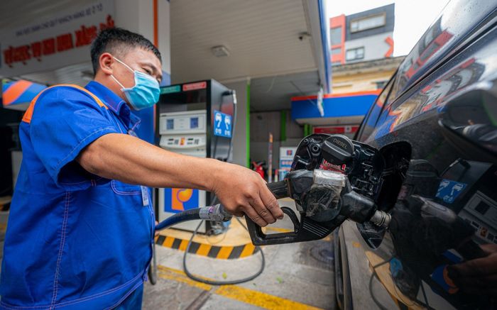 Giá xăng hôm nay 7/4: Tiếp tục giảm mạnh