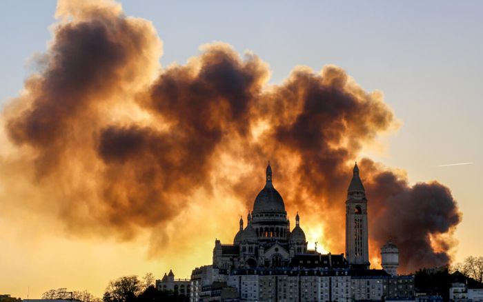 Paris khói đen ngập trời vì hỏa hoạn, 200 lính cứu hỏa được điều động