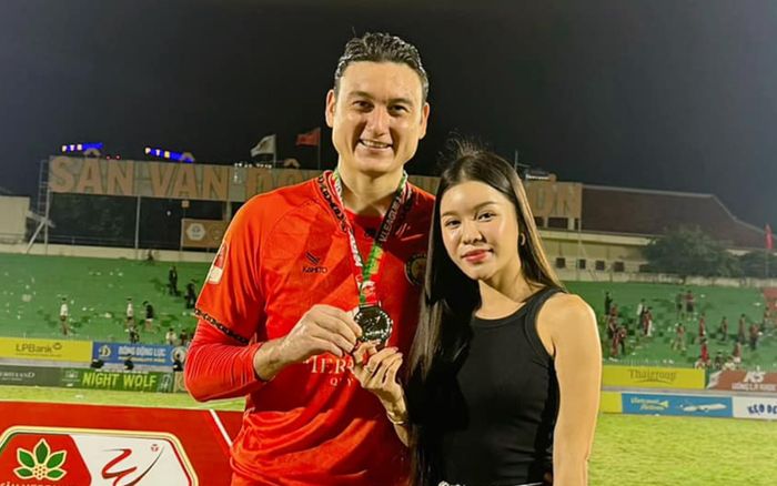 Vợ Đặng Văn Lâm kể về lần đầu tiên gặp chồng, đặc biệt ấn tượng một chuyện