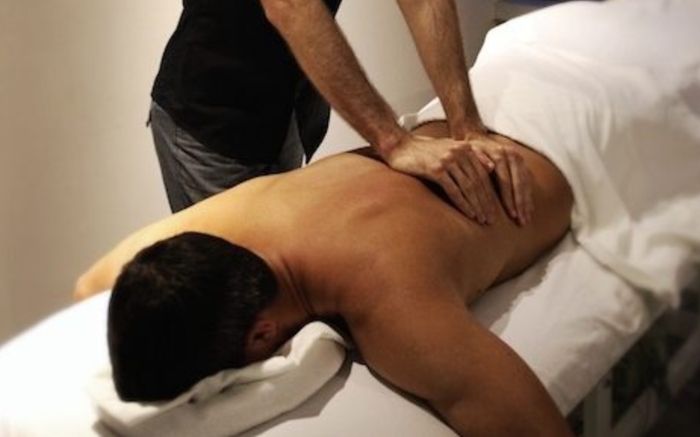 Đi mát-xa trong lúc mệt mỏi, người đàn không qua khỏi ngay trên giường trị liệu
