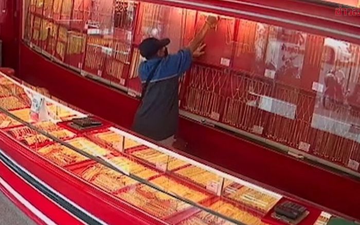 Tên cướp một mình xông vào tiệm vàng, lấy đi số nữ trang trị giá hơn 7 tỷ đồng