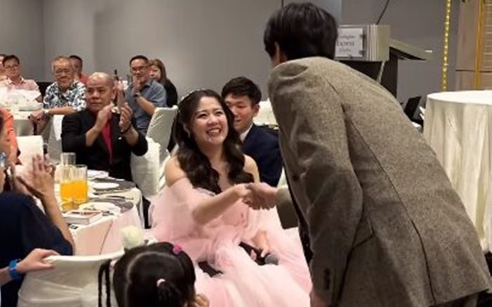 Nam ca sĩ nổi tiếng bất ngờ tới dự đám cưới, cô dâu bật khóc vì hạnh phúc