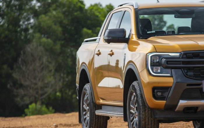 Đang lái xe bán tải thì nghe tiếng động lạ ở phía sau, tài xế sững sờ sau khi kiểm tra