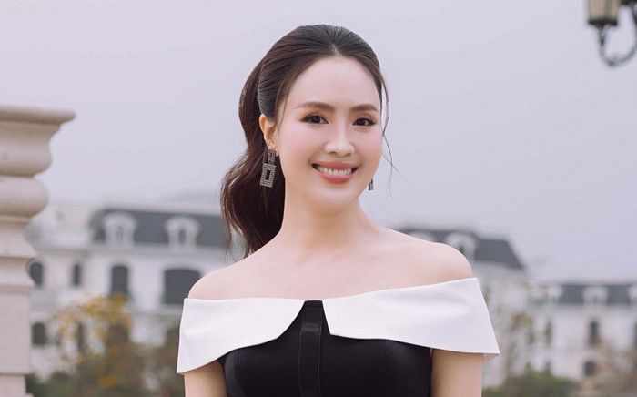 Hồng Diễm khoe vai trần gợi cảm ở tuổi 42