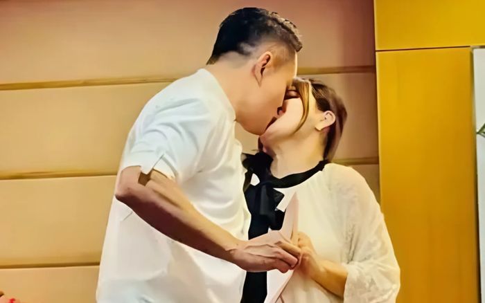 Nam diễn viên nổi tiếng một thời tái hôn ở tuổi 50, phải livestream bán hàng để mưu sinh