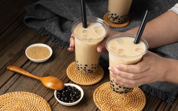 Cậu bé 6 tuổi suýt mất mạng vì uống trà sữa