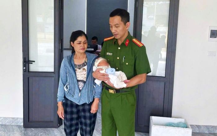 Bé trai sơ sinh bị bỏ rơi ở ven đường, mẩu giấy để lại có nội dung gây chú ý